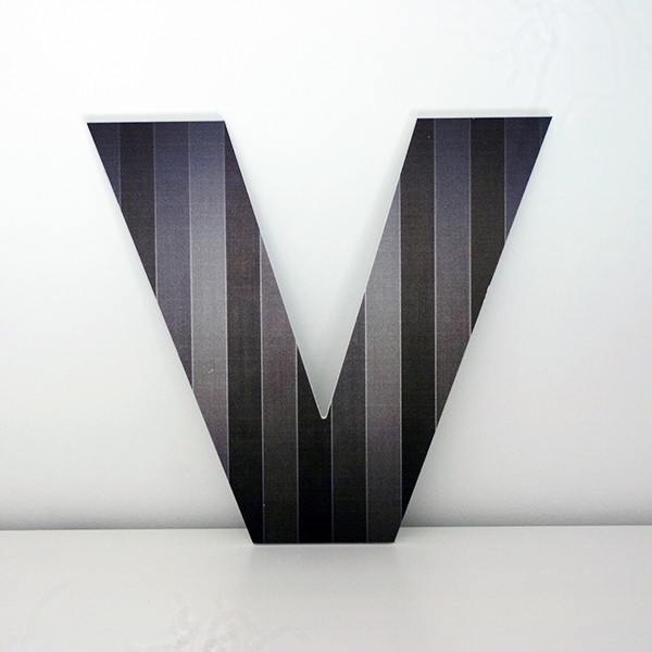 1659 Letra Decorativa V