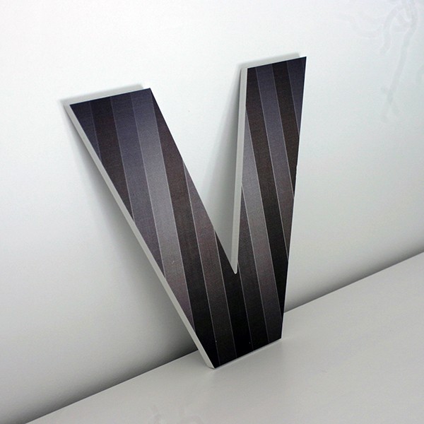 1660 Letra Decorativa V