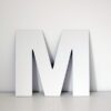 Letra M decorativa lisa
