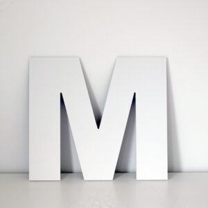 Letra M decorativa lisa