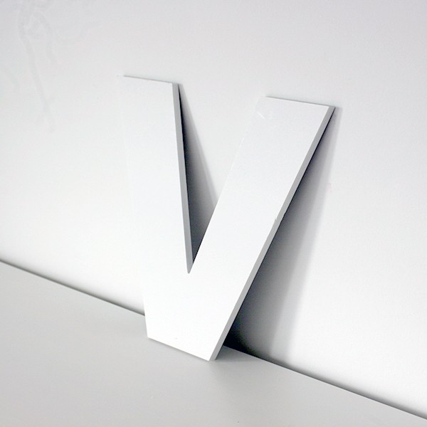 2439-2 Letra V decorativa lisa